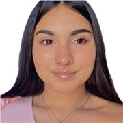 A niños, a personas que quieran aprender el idioma